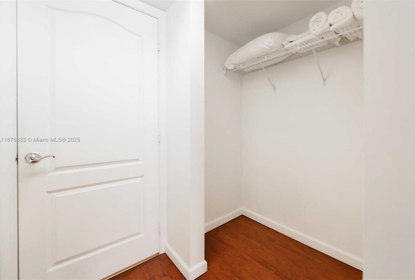 Small Image of 1200 BRICKELL BAY DR #1720, Miami Number 4
