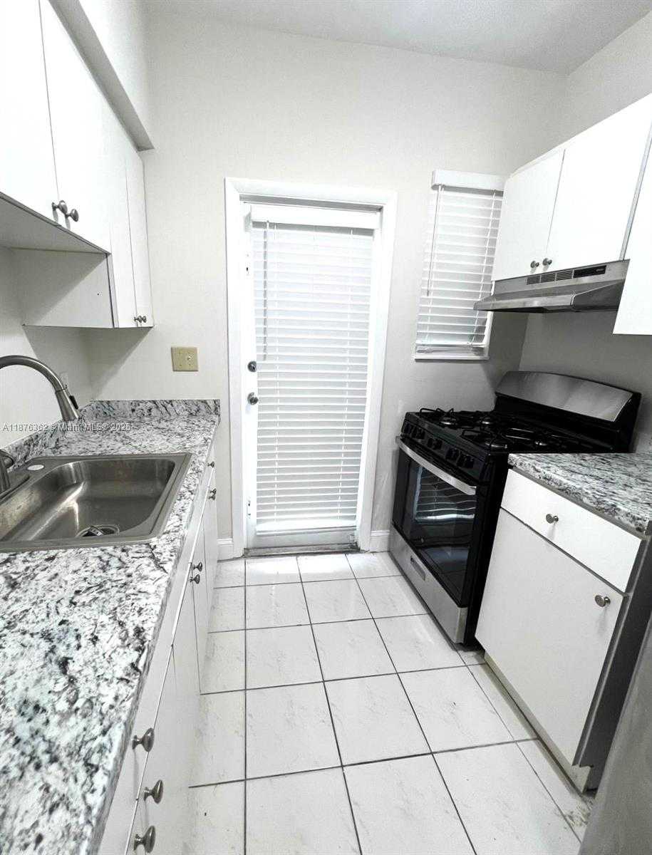 Small Image of 7510 CARLYLE AVE #3, Miami Beach Number 5