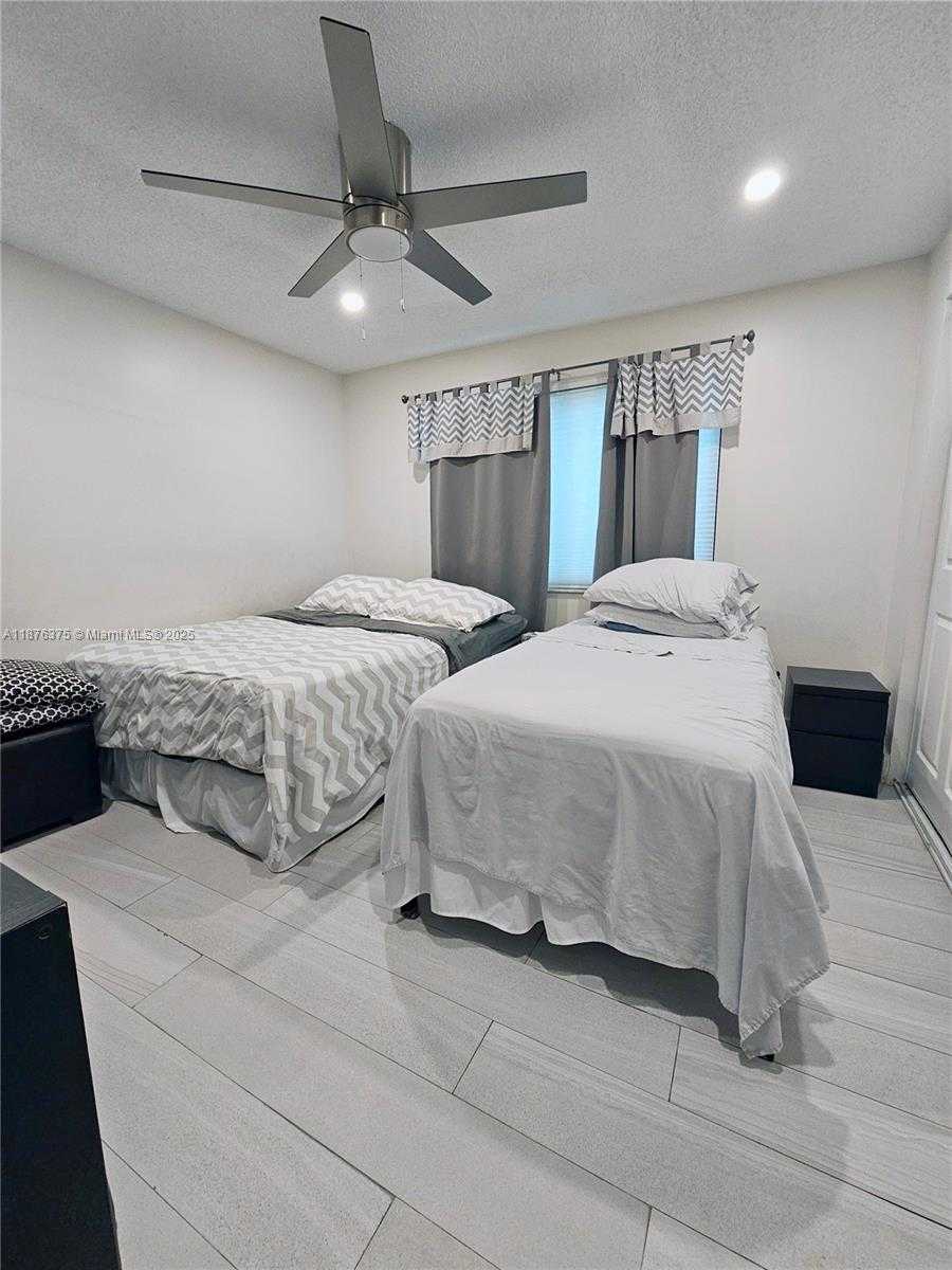 Small Image of 3483 EMERALD OAKS DR #1701, Hollywood Number 13