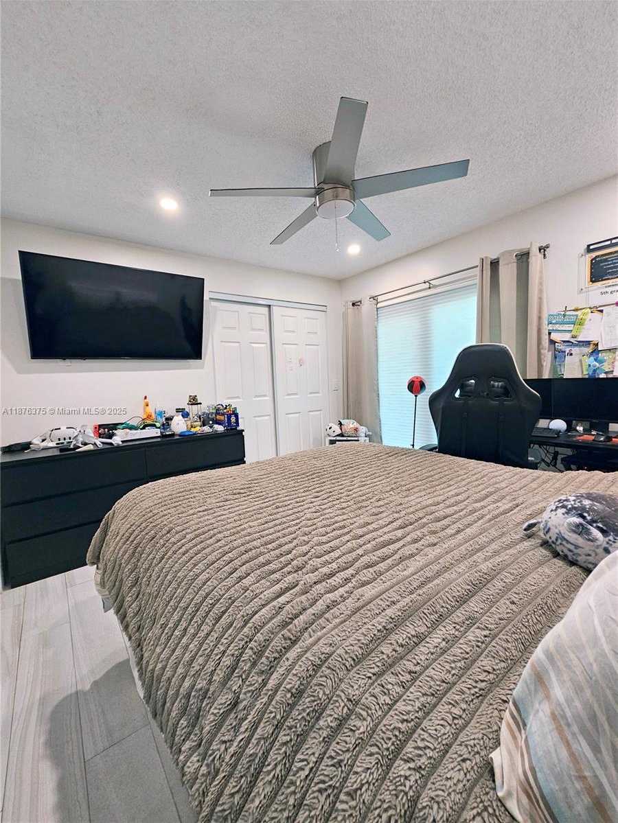Small Image of 3483 EMERALD OAKS DR #1701, Hollywood Number 17