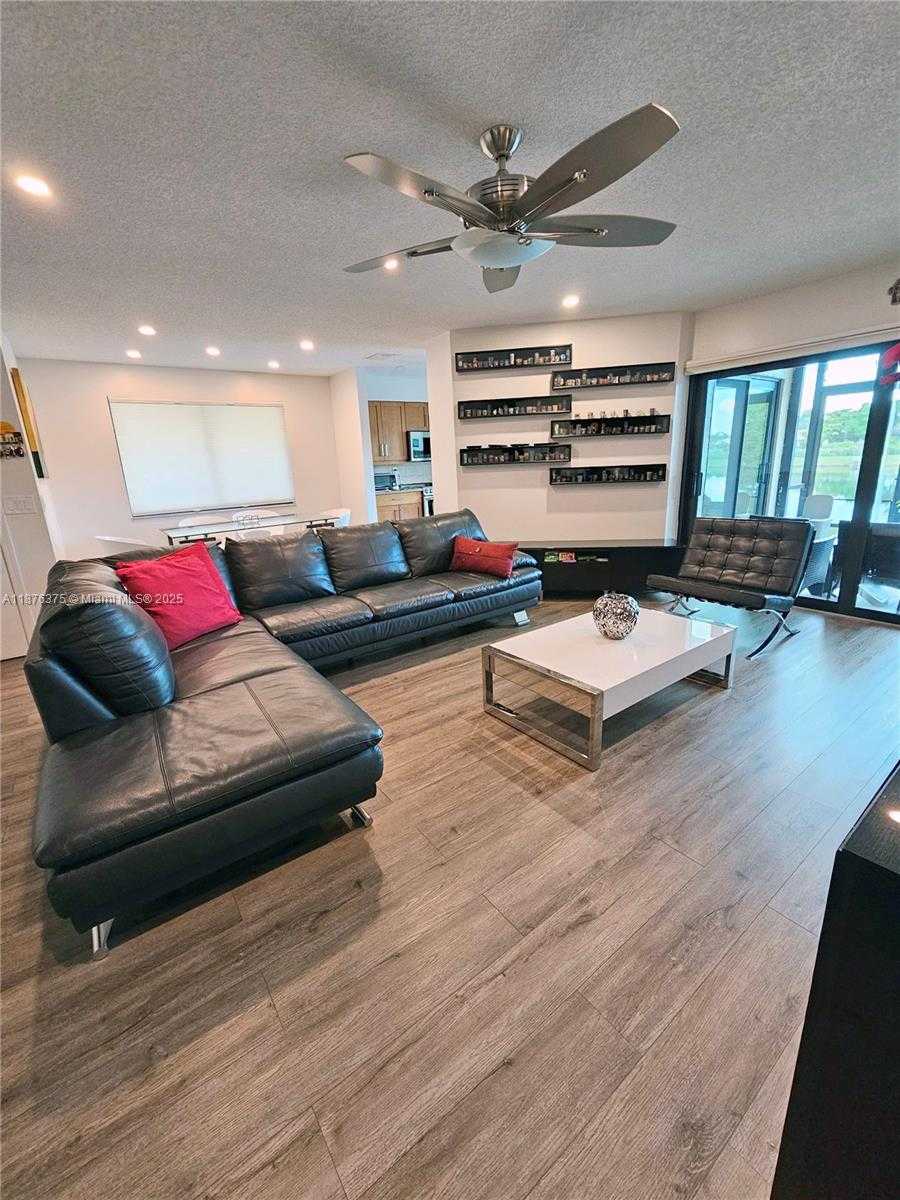 Small Image of 3483 EMERALD OAKS DR #1701, Hollywood Number 2