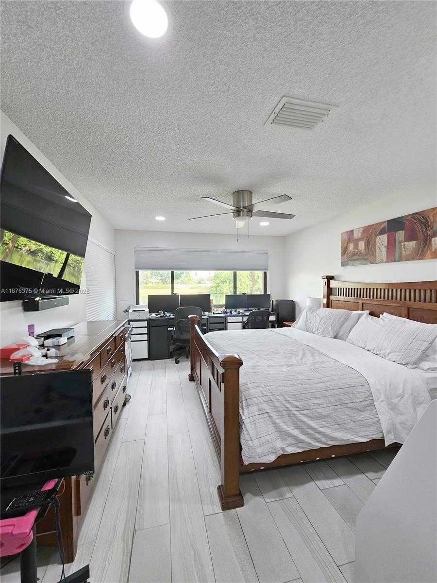 Small Image of 3483 EMERALD OAKS DR #1701, Hollywood Number 23