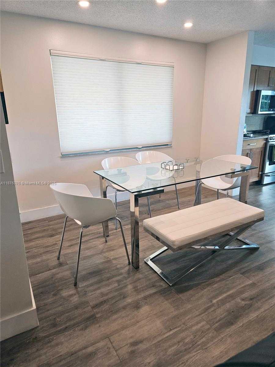Small Image of 3483 EMERALD OAKS DR #1701, Hollywood Number 6
