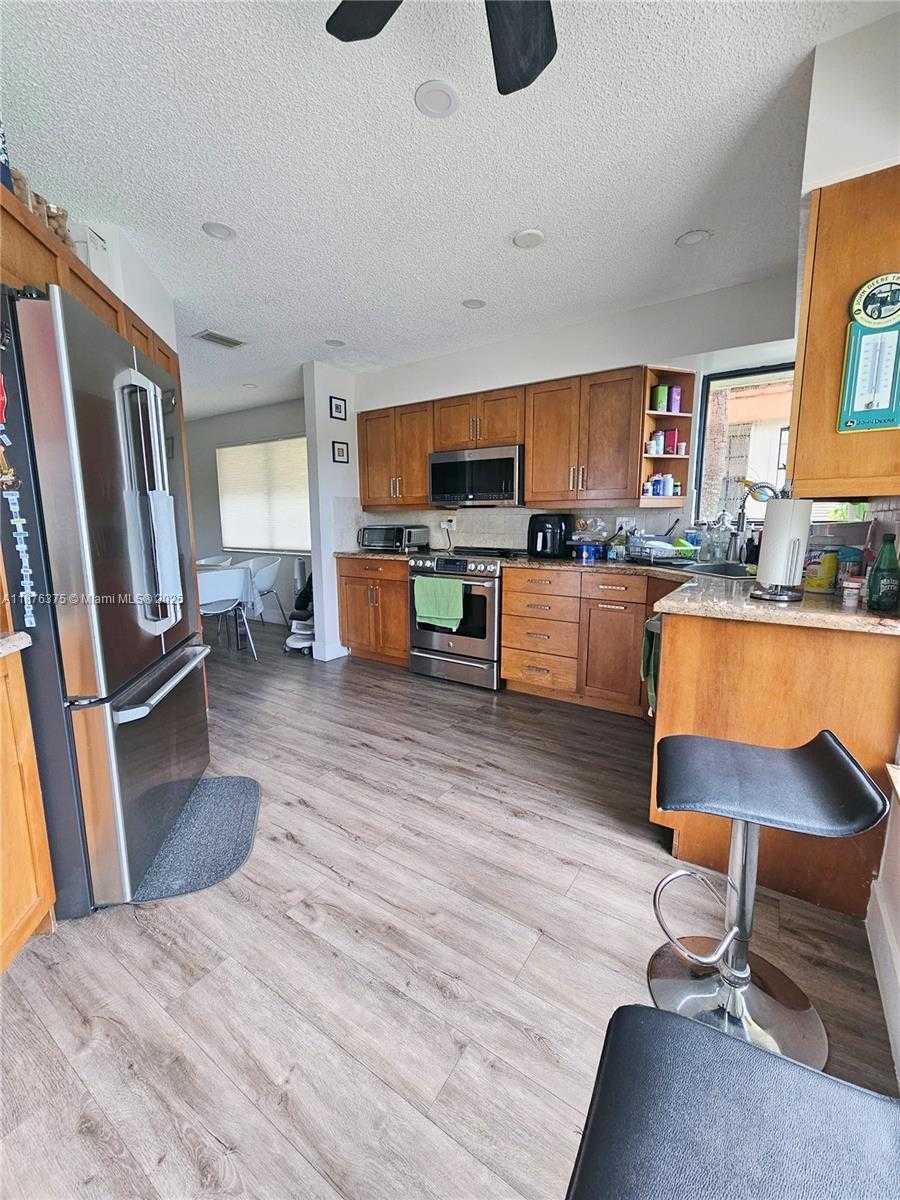 Small Image of 3483 EMERALD OAKS DR #1701, Hollywood Number 9