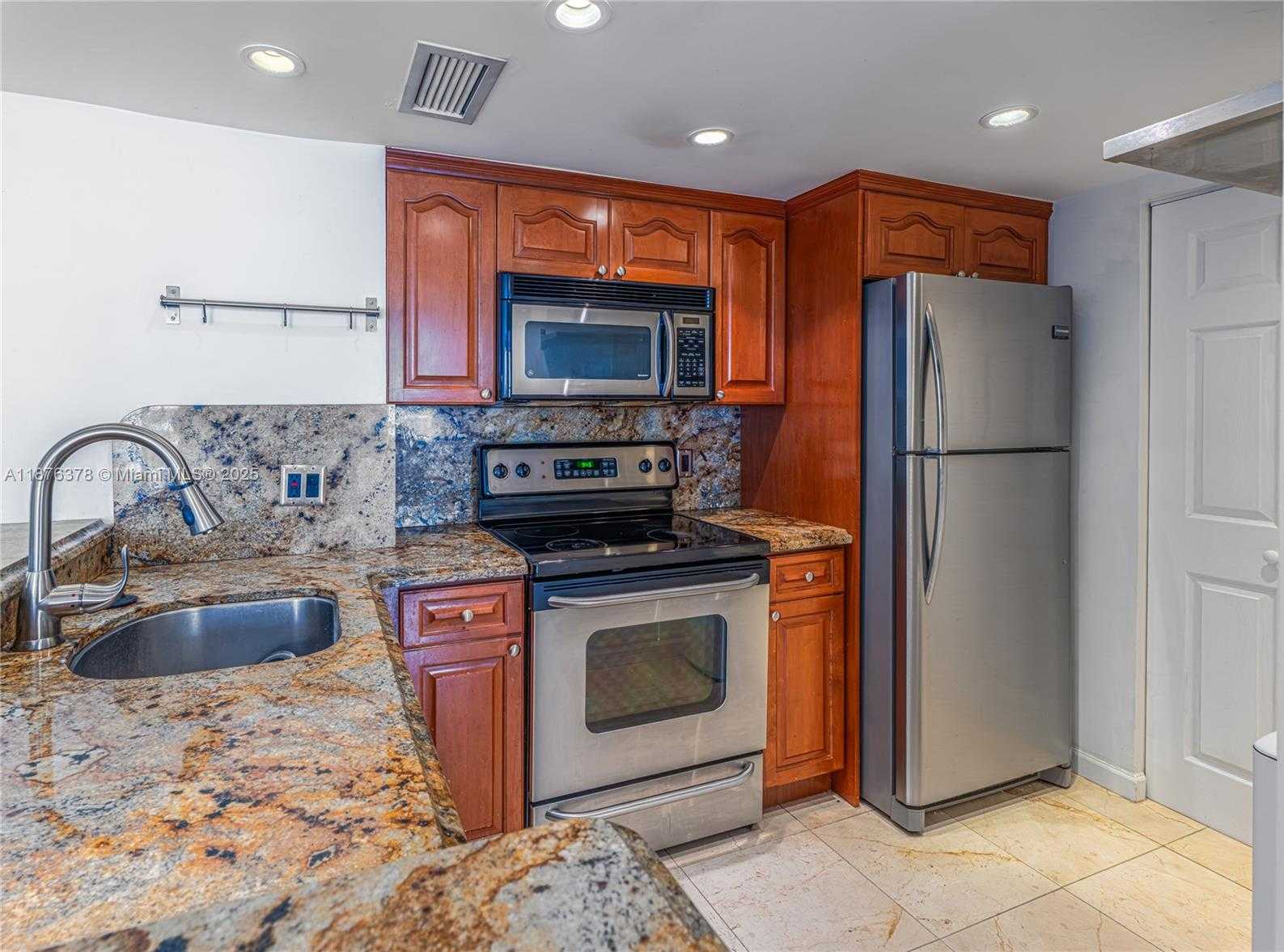 Small Image of 770 CLAUGHTON ISLAND DR #1603, Miami Number 5