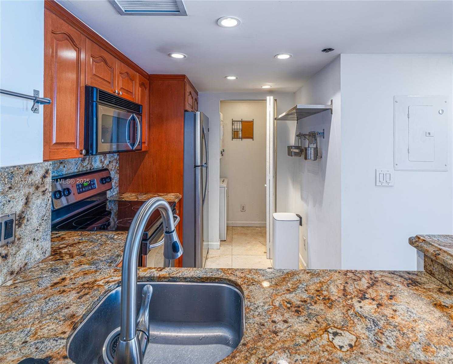 Small Image of 770 CLAUGHTON ISLAND DR #1603, Miami Number 6
