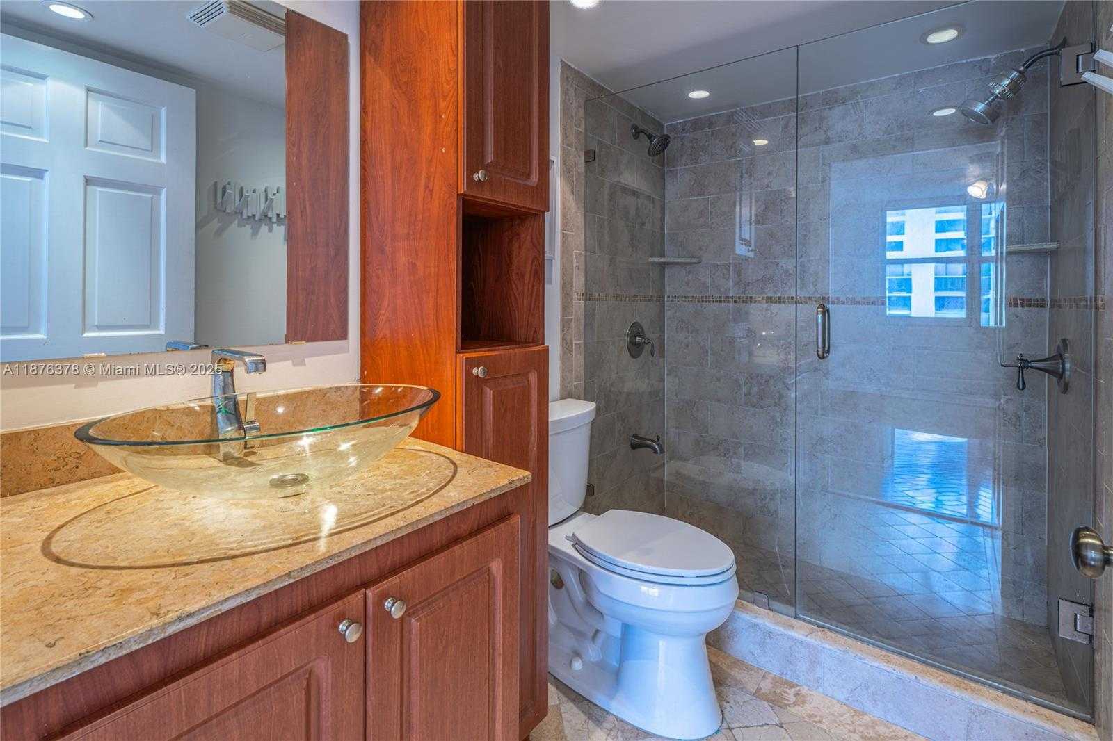 Small Image of 770 CLAUGHTON ISLAND DR #1603, Miami Number 8