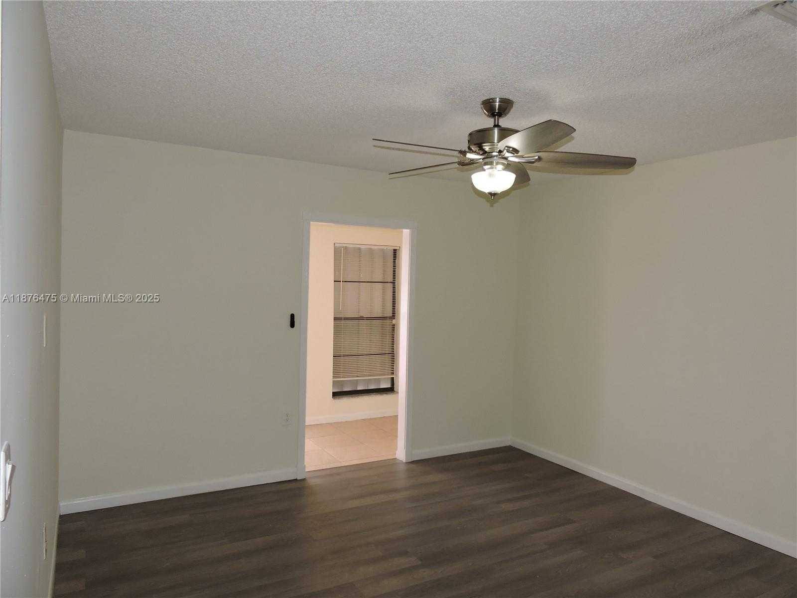 Small Image of Hialeah Number 6