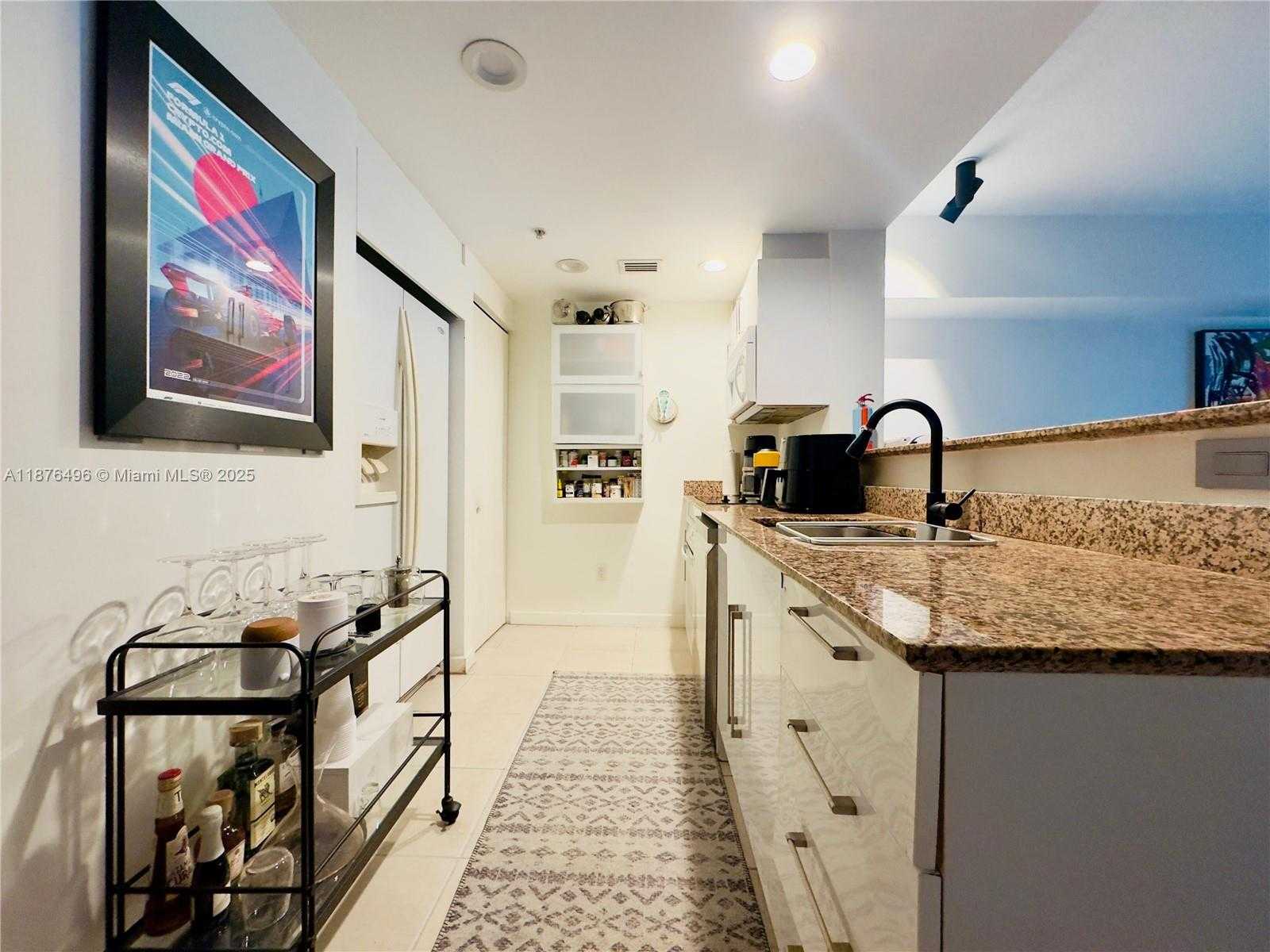 Small Image of 325 Biscayne Blvd, Miami, FL 33131, USA Number 13