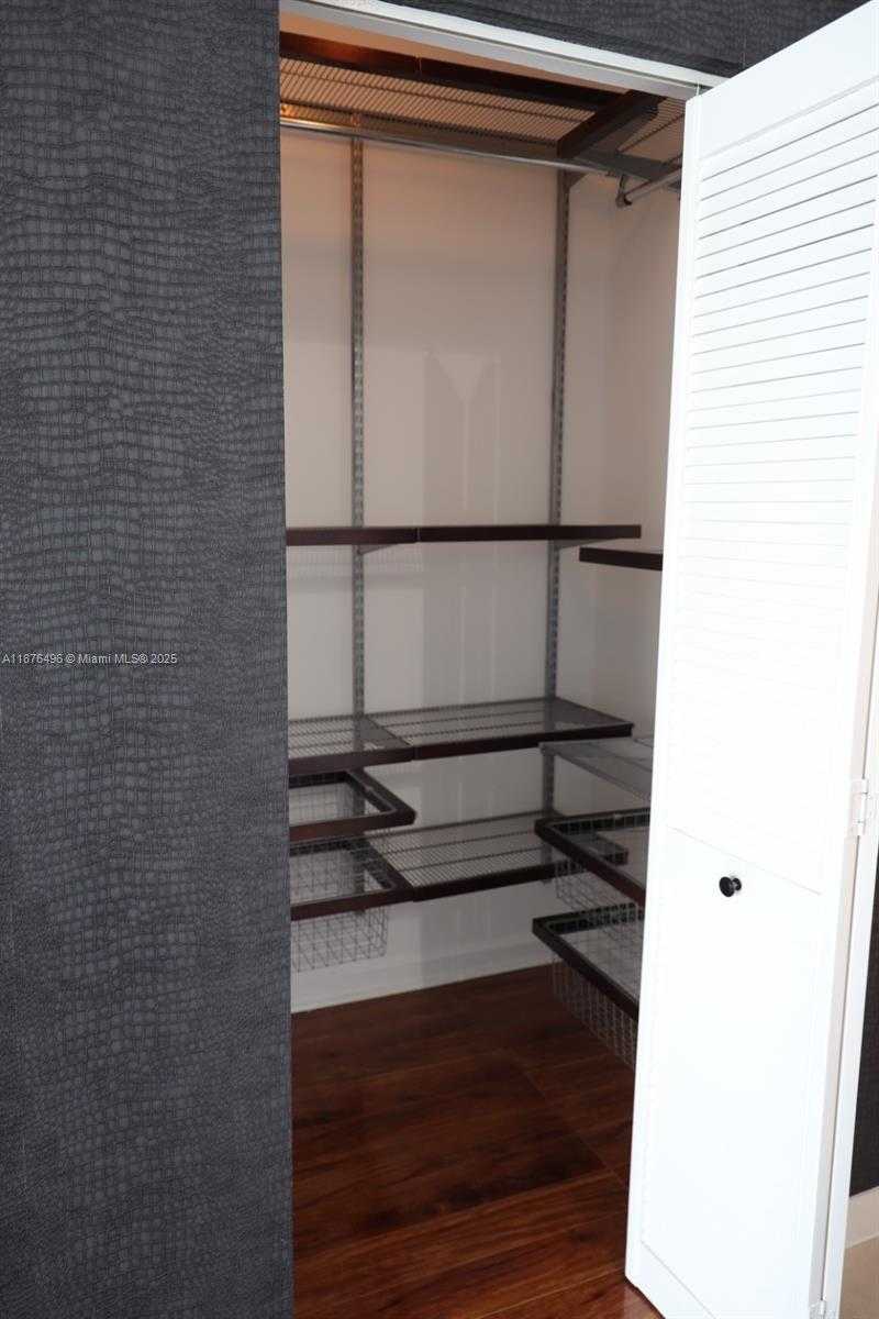 Small Image of 325 Biscayne Blvd, Miami, FL 33131, USA Number 15