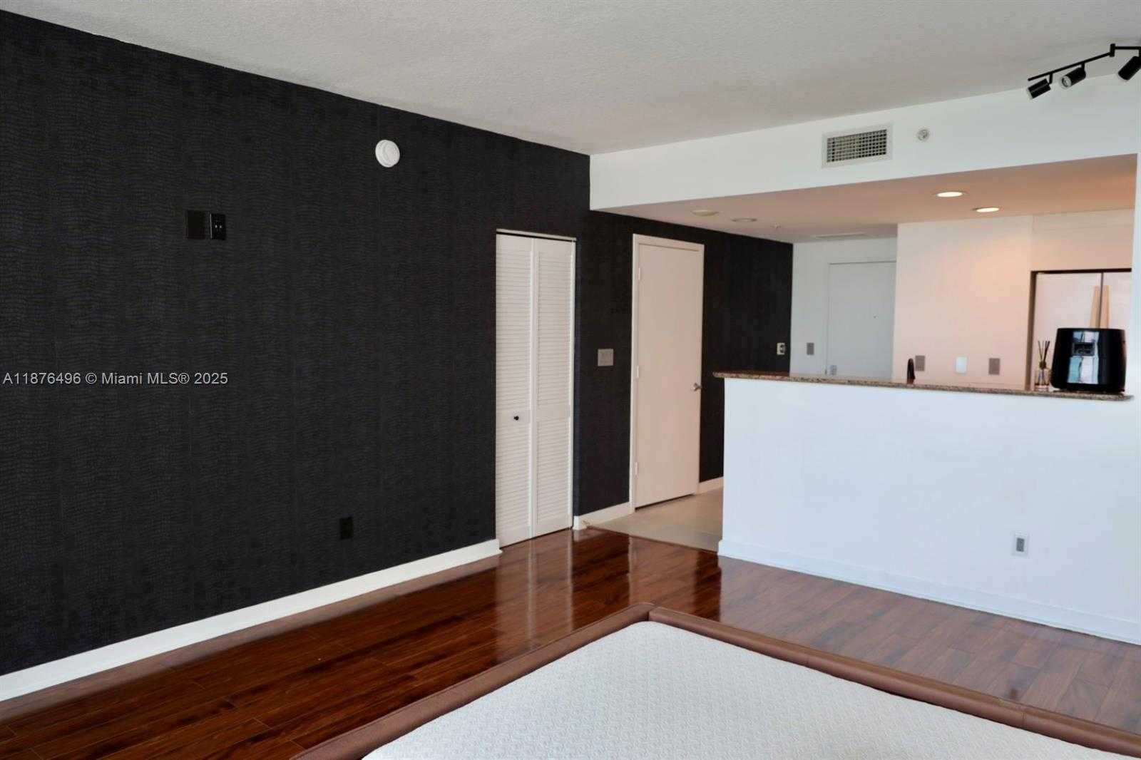 Small Image of 325 Biscayne Blvd, Miami, FL 33131, USA Number 16