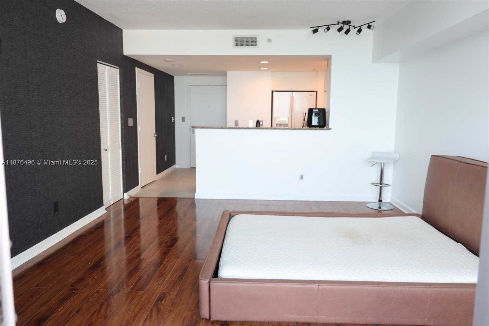 Small Image of 325 Biscayne Blvd, Miami, FL 33131, USA Number 18
