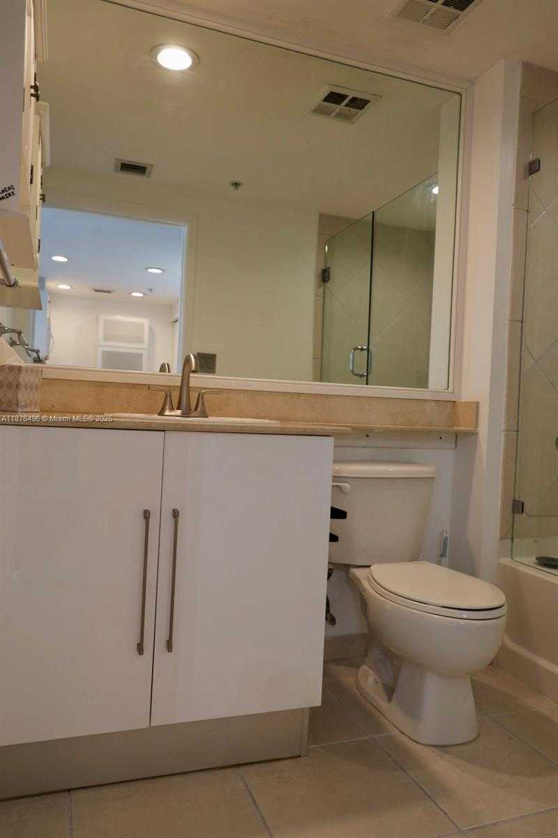 Small Image of 325 Biscayne Blvd, Miami, FL 33131, USA Number 19