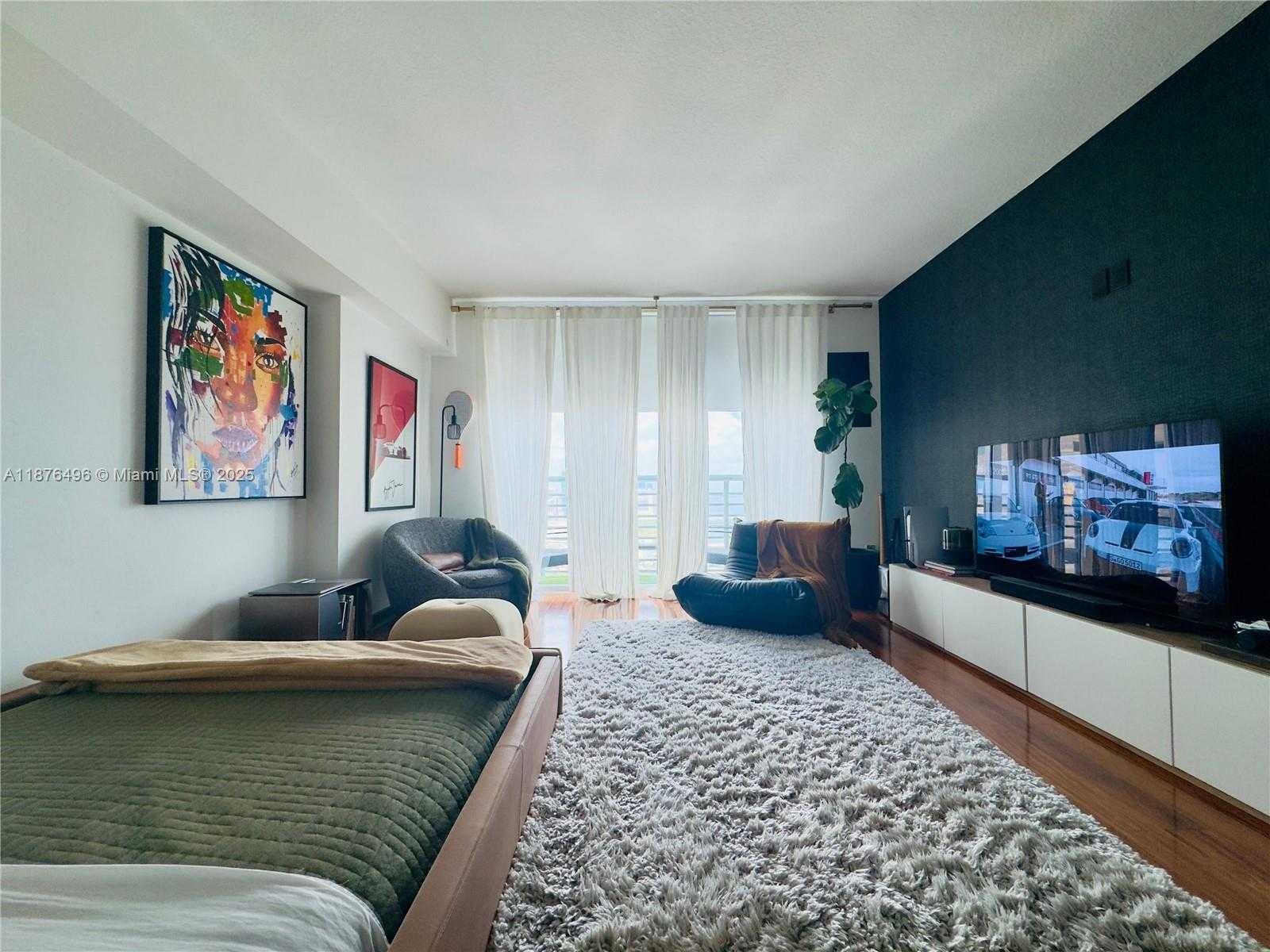 Small Image of 325 Biscayne Blvd, Miami, FL 33131, USA Number 2