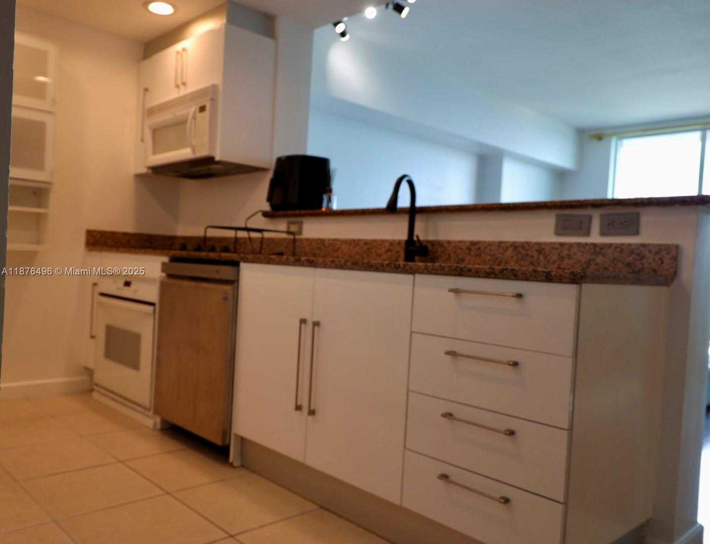 Small Image of 325 Biscayne Blvd, Miami, FL 33131, USA Number 20