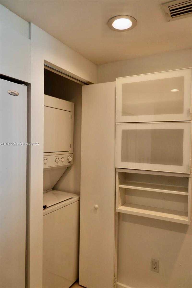 Small Image of 325 Biscayne Blvd, Miami, FL 33131, USA Number 21