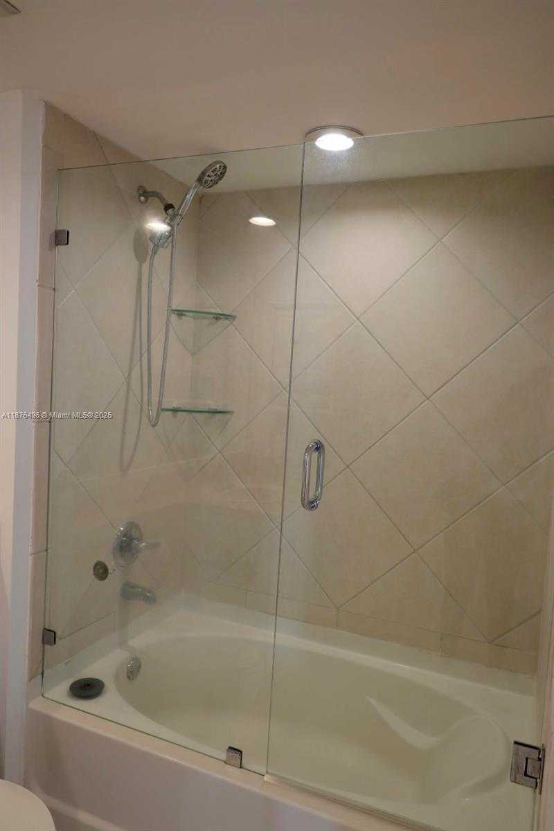 Small Image of 325 Biscayne Blvd, Miami, FL 33131, USA Number 22