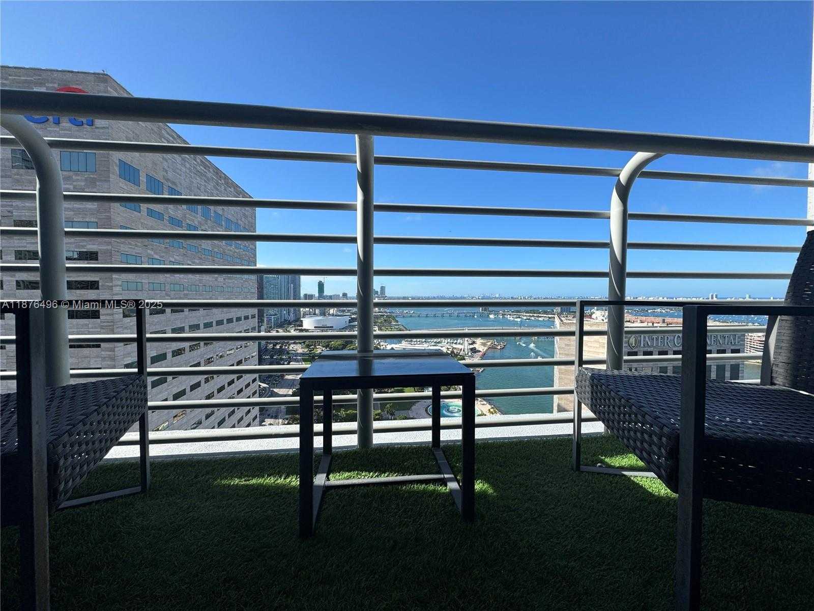Small Image of 325 Biscayne Blvd, Miami, FL 33131, USA Number 3