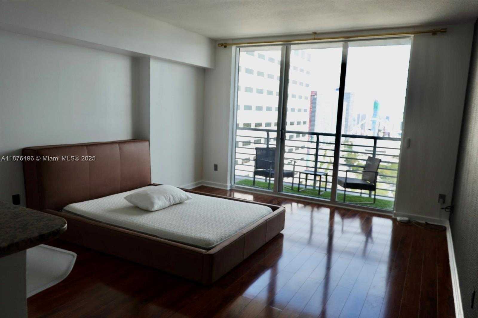 Small Image of 325 Biscayne Blvd, Miami, FL 33131, USA Number 4