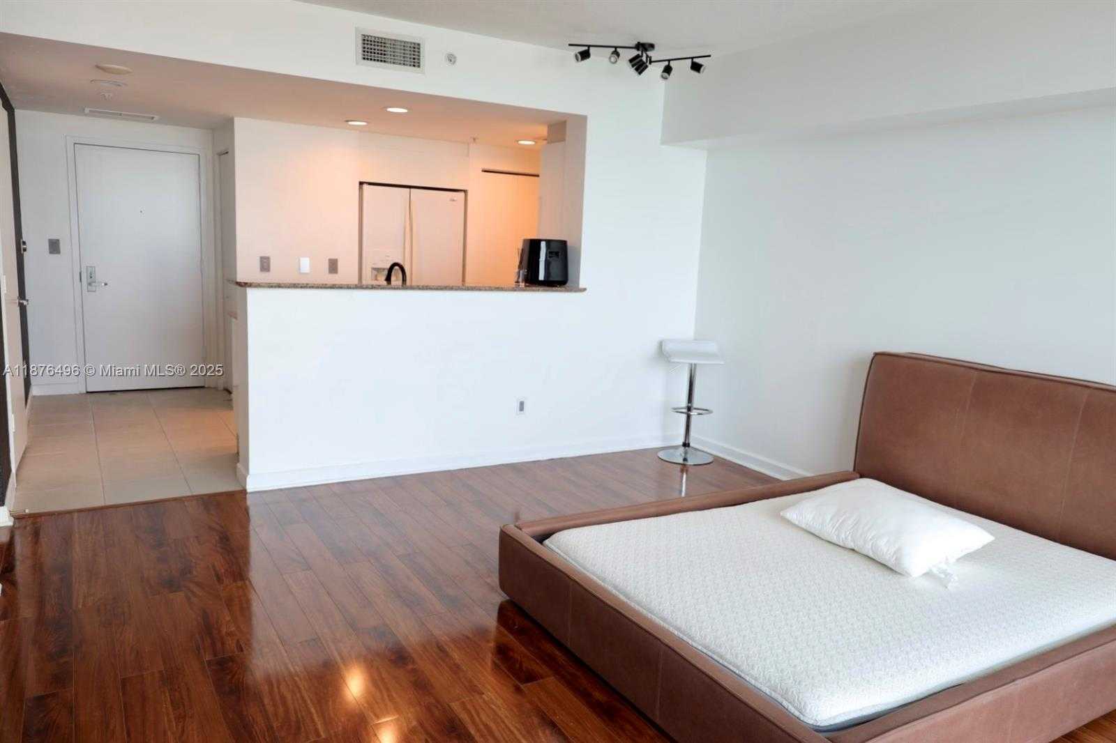 Small Image of 325 Biscayne Blvd, Miami, FL 33131, USA Number 5