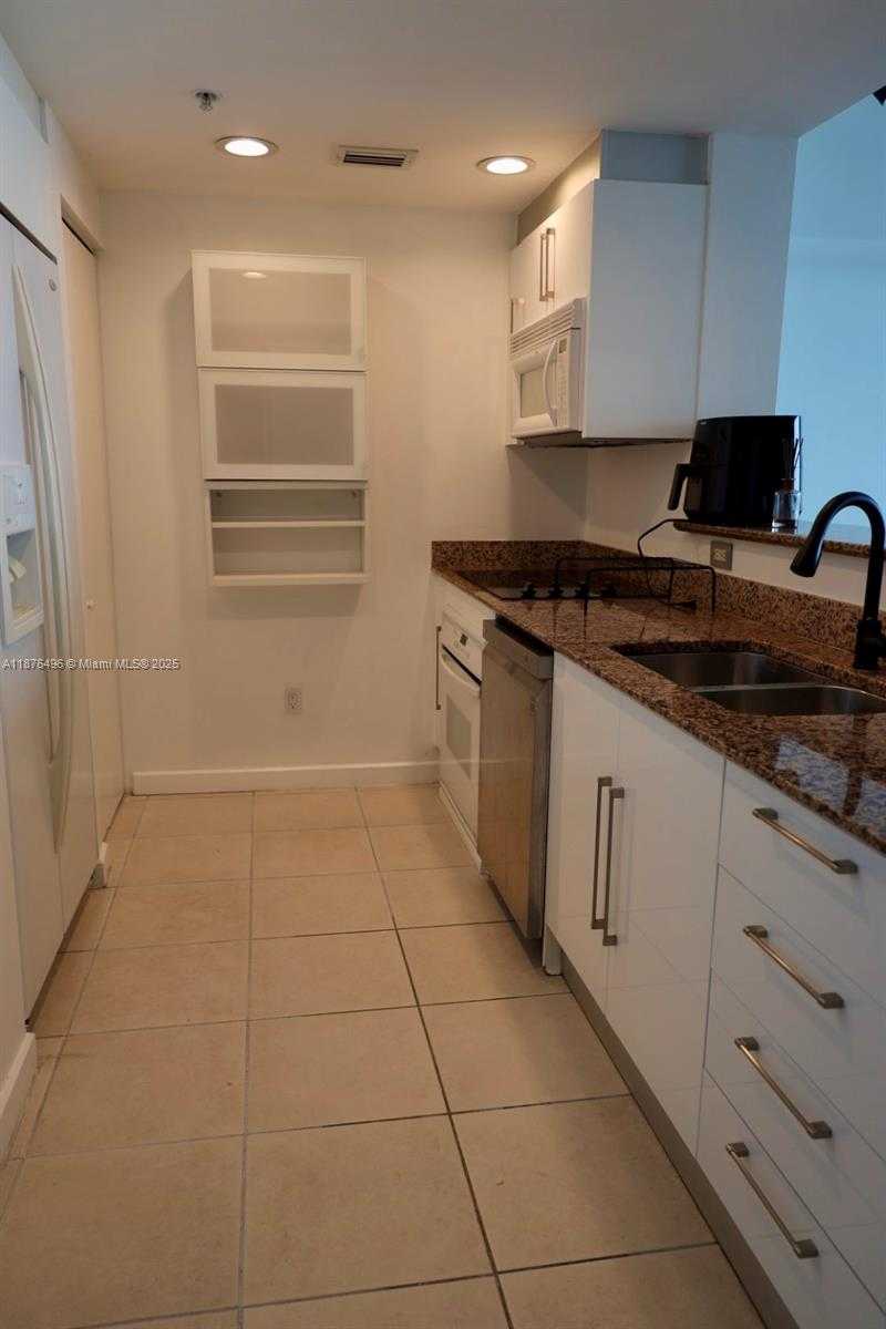 Small Image of 325 Biscayne Blvd, Miami, FL 33131, USA Number 6