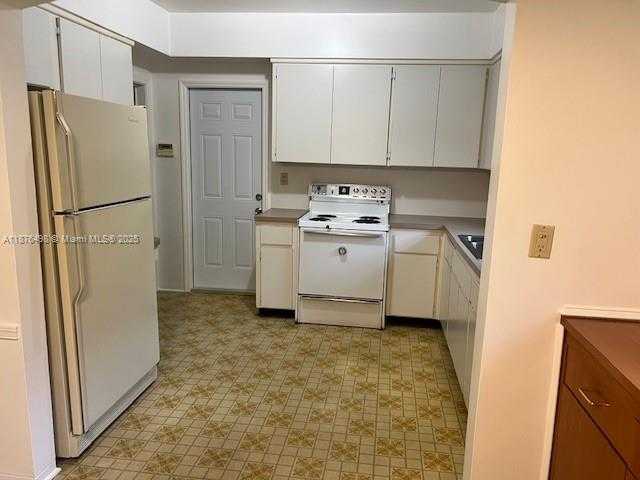 Small Image of 437 VELARDE AVE, Coral Gables Number 11