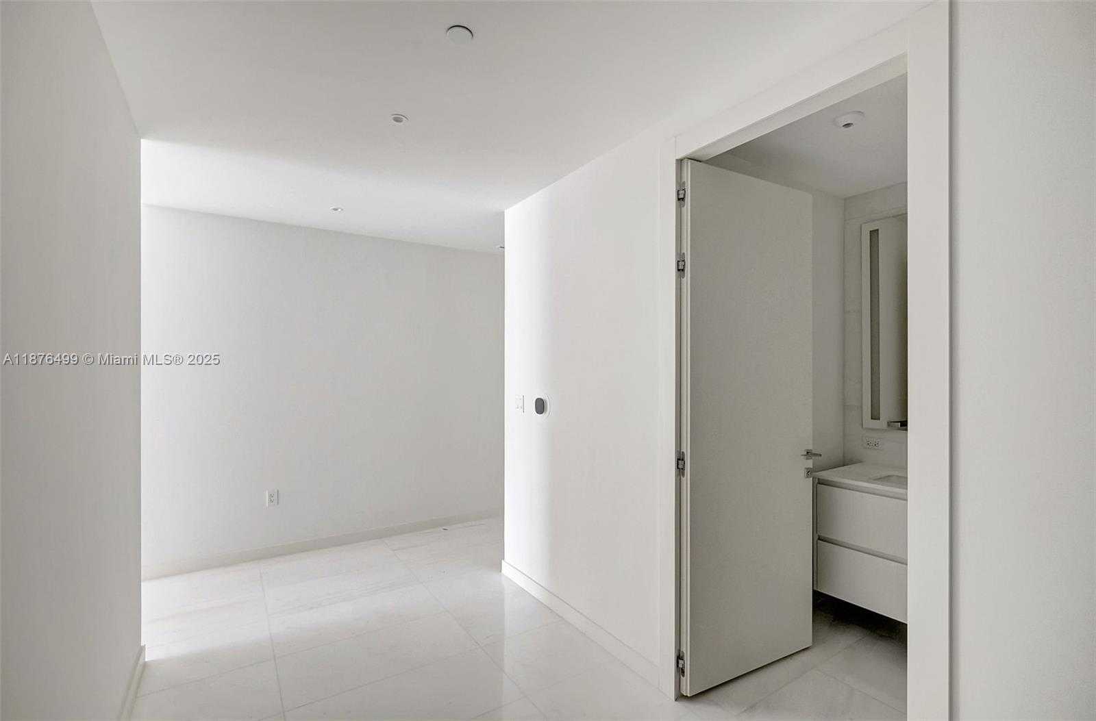 Small Image of 300 BISCAYNE BOULEVARD WAY #2402E, Miami Number 36