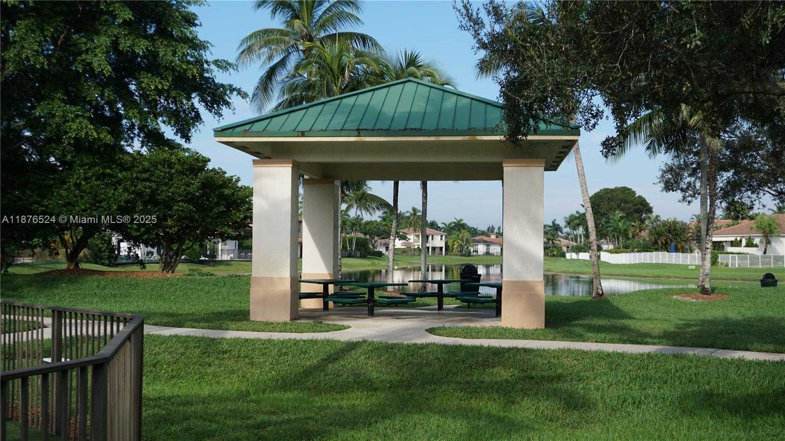 Small Image of 2524 EAGLE RUN CT, Weston Number 32