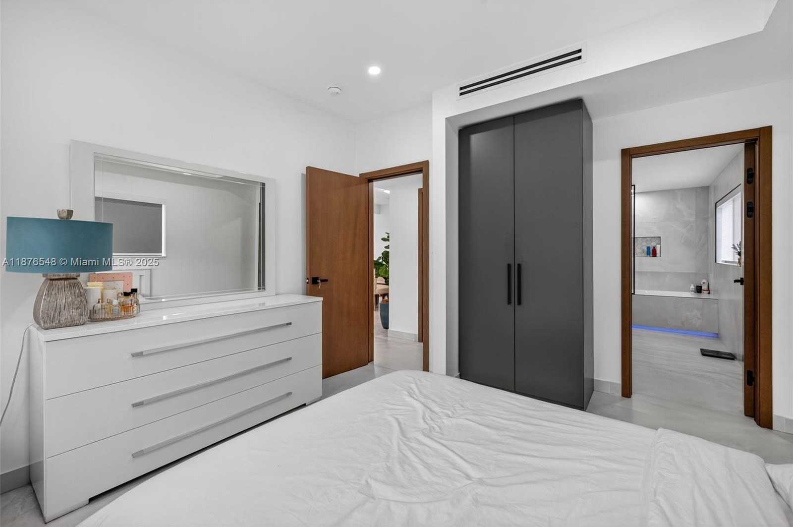 Small Image of 3000 RIVERLAND RD, Fort Lauderdale Number 30