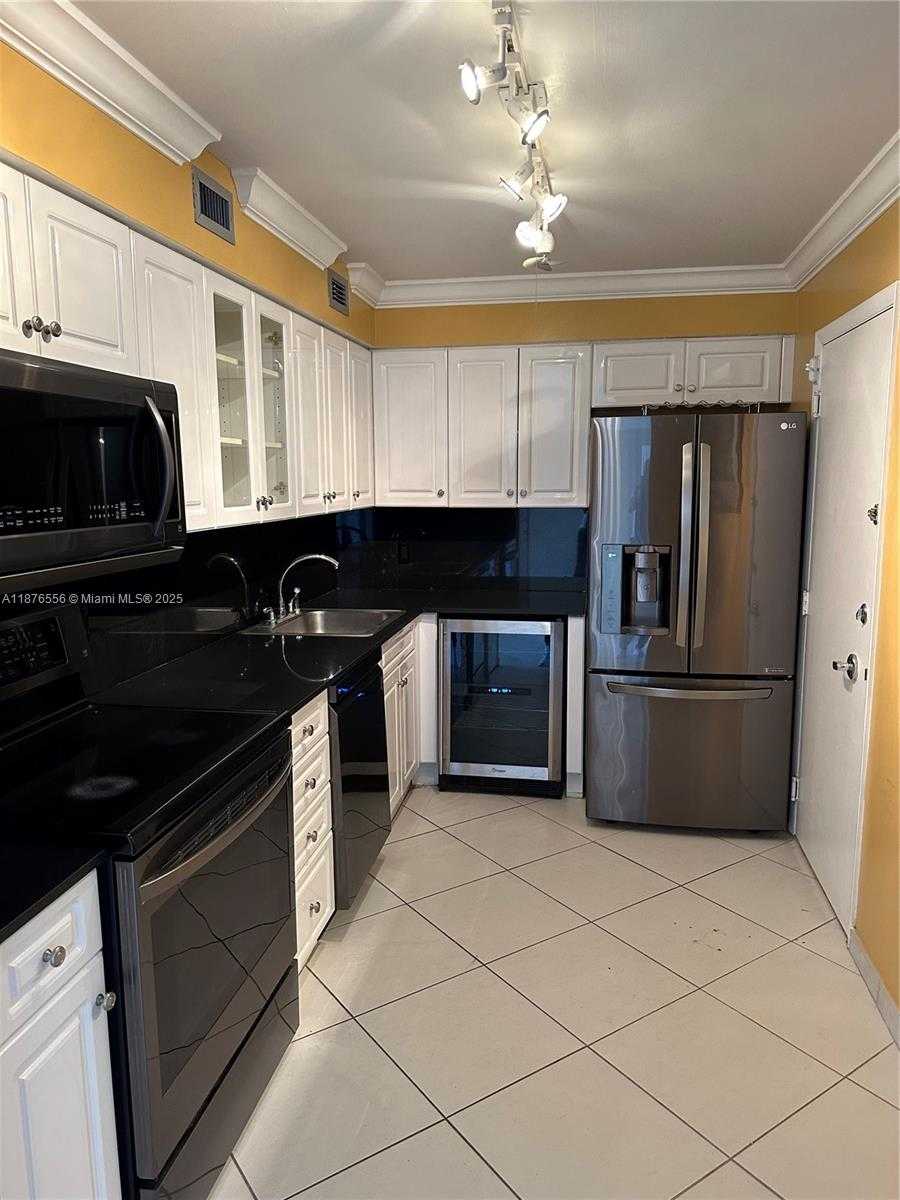 Small Image of 6770 INDIAN CREEK DR #11M, Miami Beach Number 3