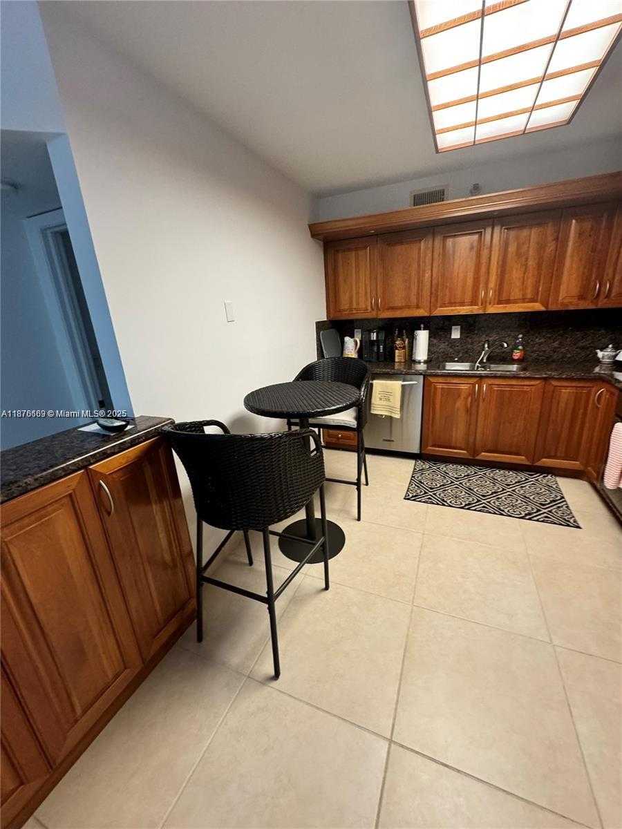Small Image of 3530 MYSTIC POINTE DR #3111, Aventura Number 4