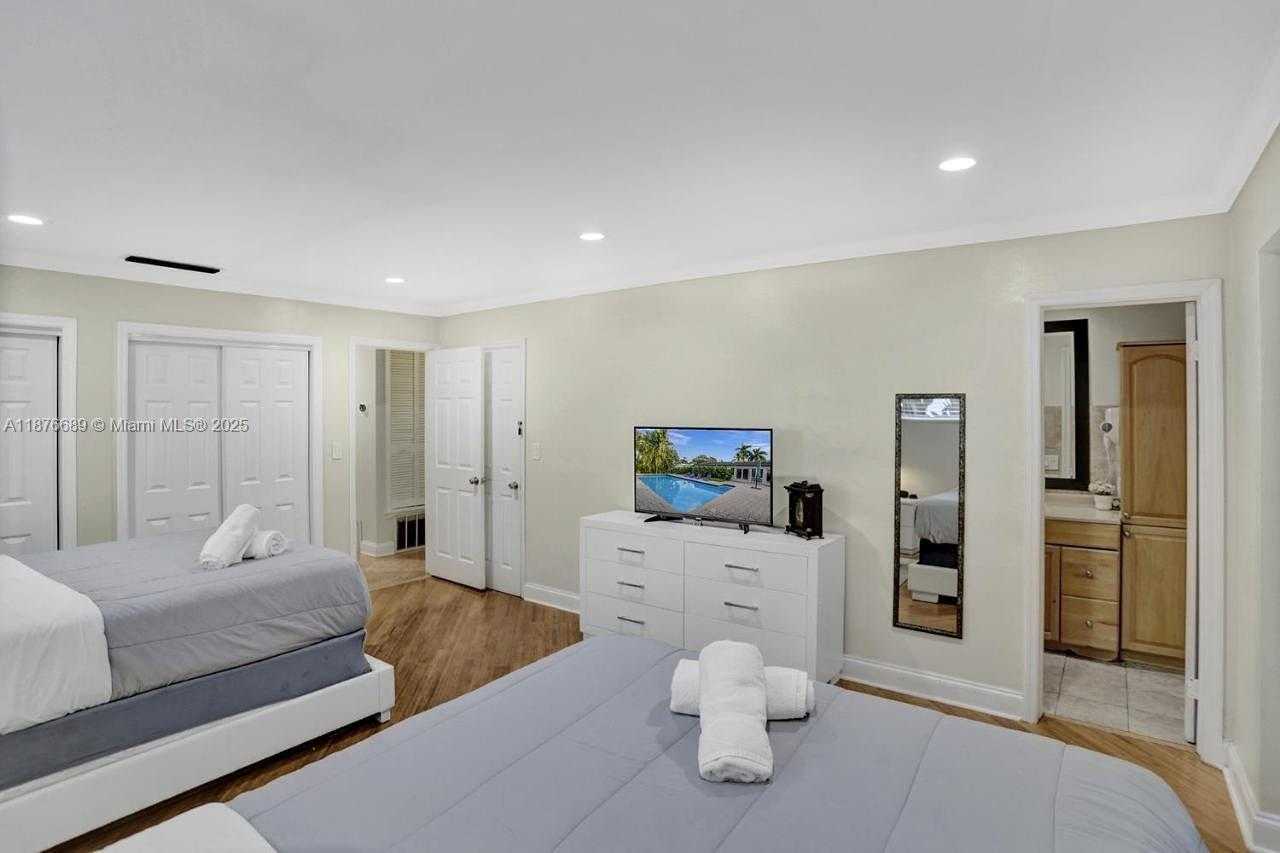 Small Image of 2423 NORTH EAST 202ND ST, Aventura Number 15