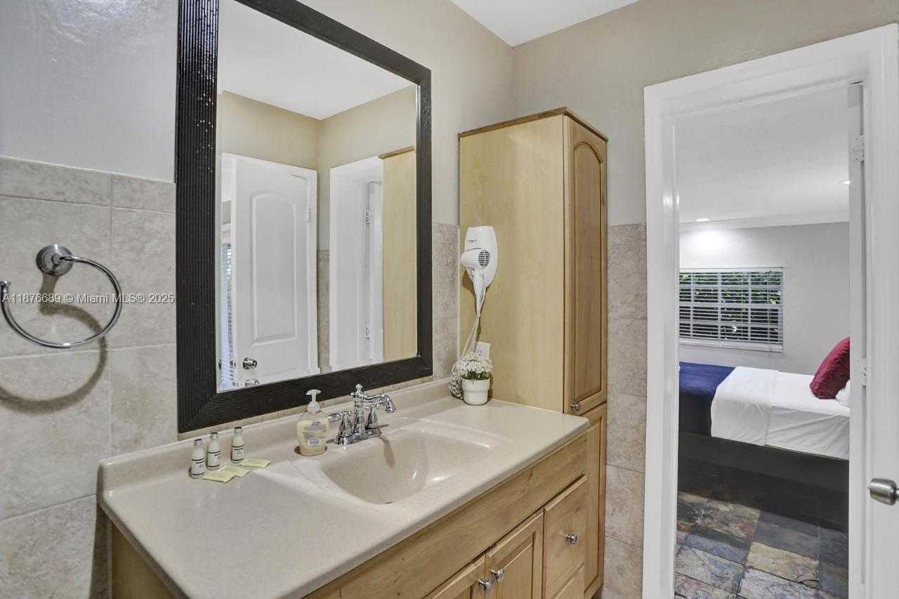 Small Image of 2423 NORTH EAST 202ND ST, Aventura Number 16