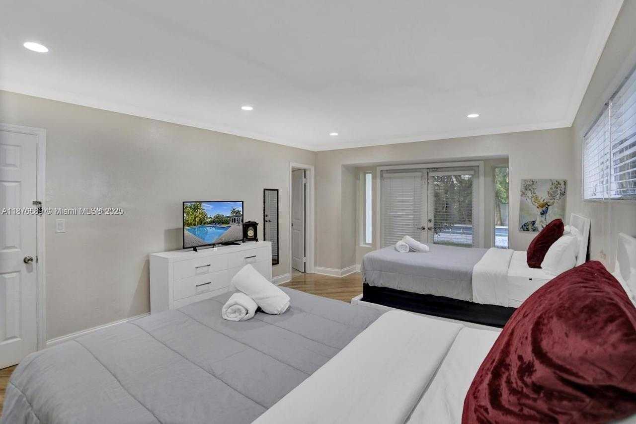 Small Image of 2423 NORTH EAST 202ND ST, Aventura Number 26