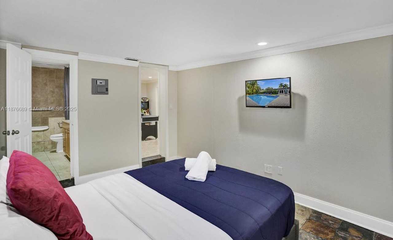 Small Image of 2423 NORTH EAST 202ND ST, Aventura Number 28