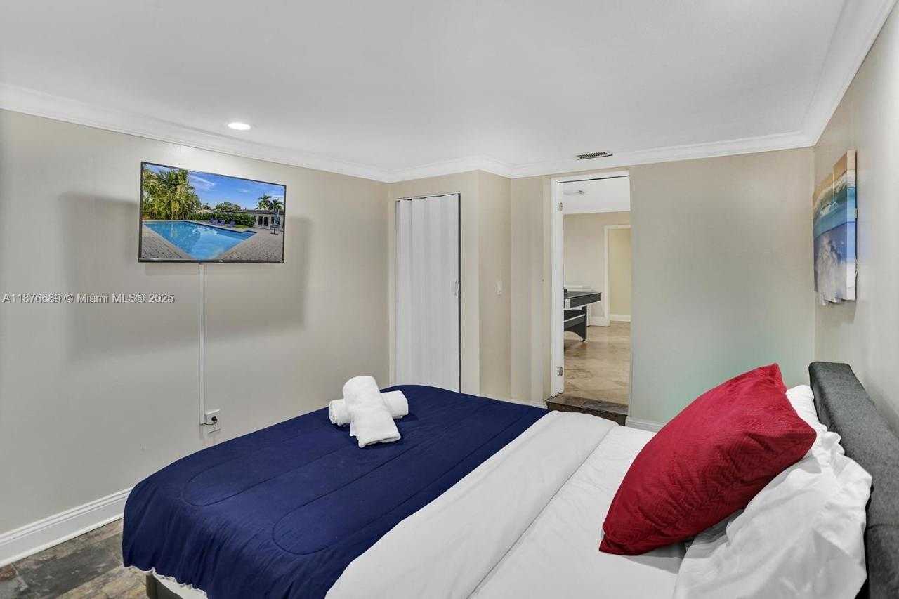 Small Image of 2423 NORTH EAST 202ND ST, Aventura Number 35