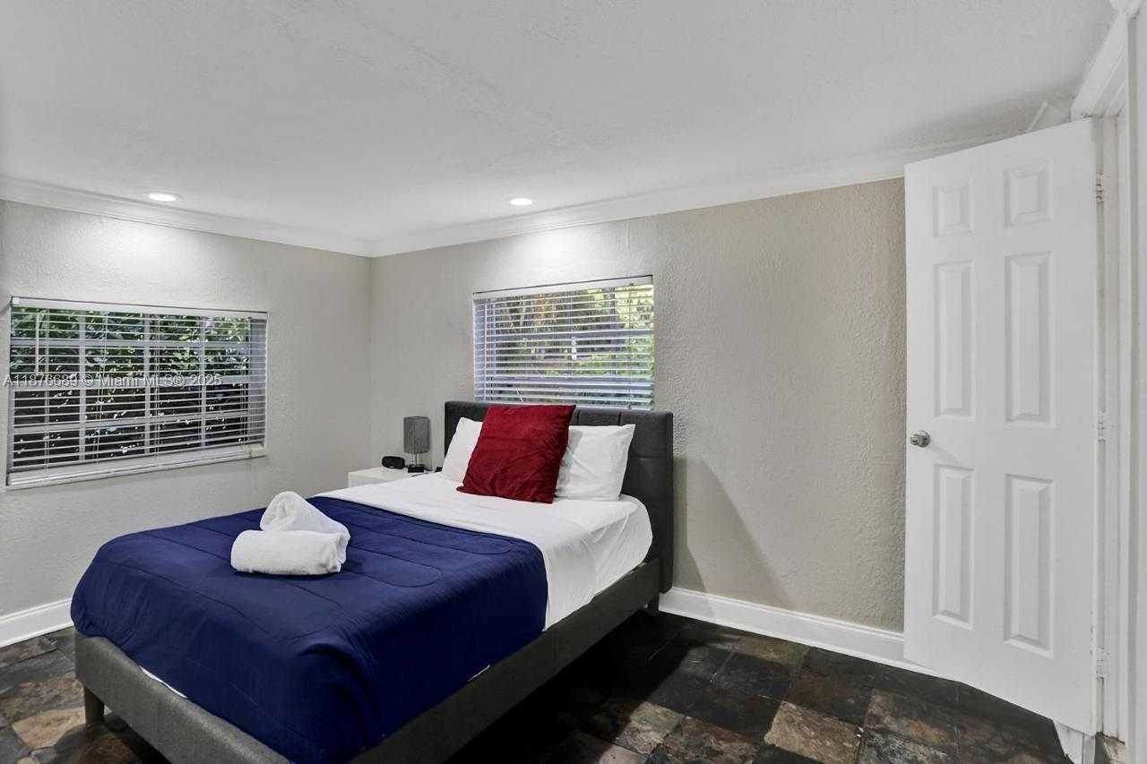 Small Image of 2423 NORTH EAST 202ND ST, Aventura Number 37