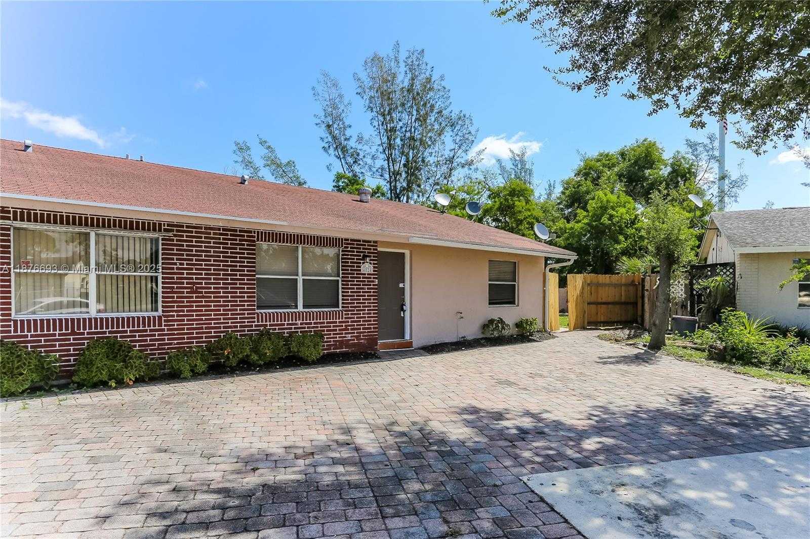 Small Image of 4824 SARATOGA RD, West Palm Beach Number 2