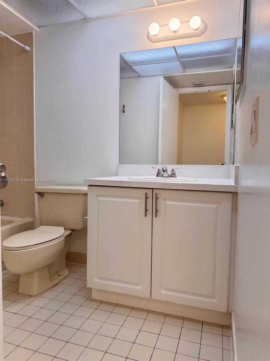 Small Image of 8100 GENEVA CT #333, Doral Number 12