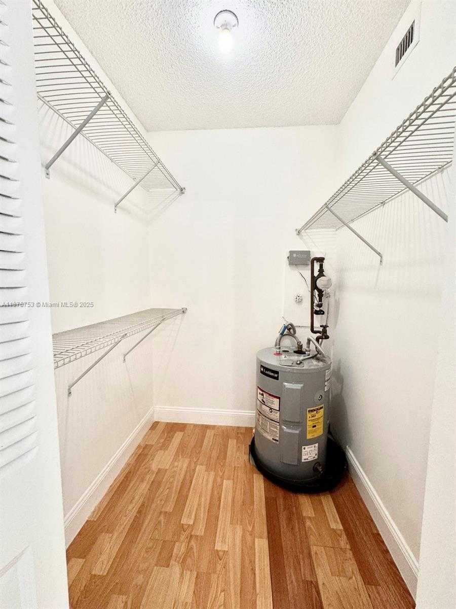 Small Image of 8100 GENEVA CT #333, Doral Number 17