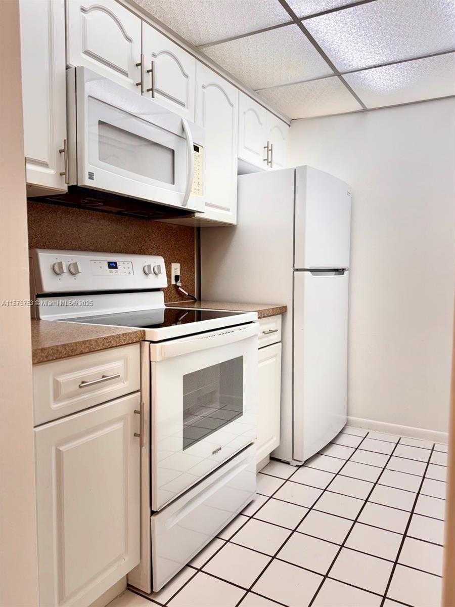 Small Image of 8100 GENEVA CT #333, Doral Number 4