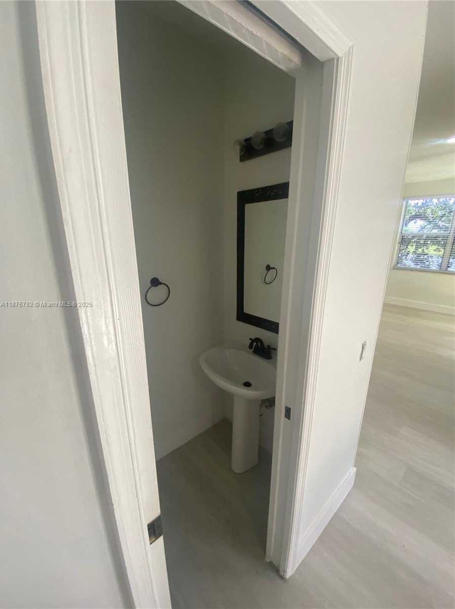 Small Image of 241 EAST BAYRIDGE DR, Weston Number 12