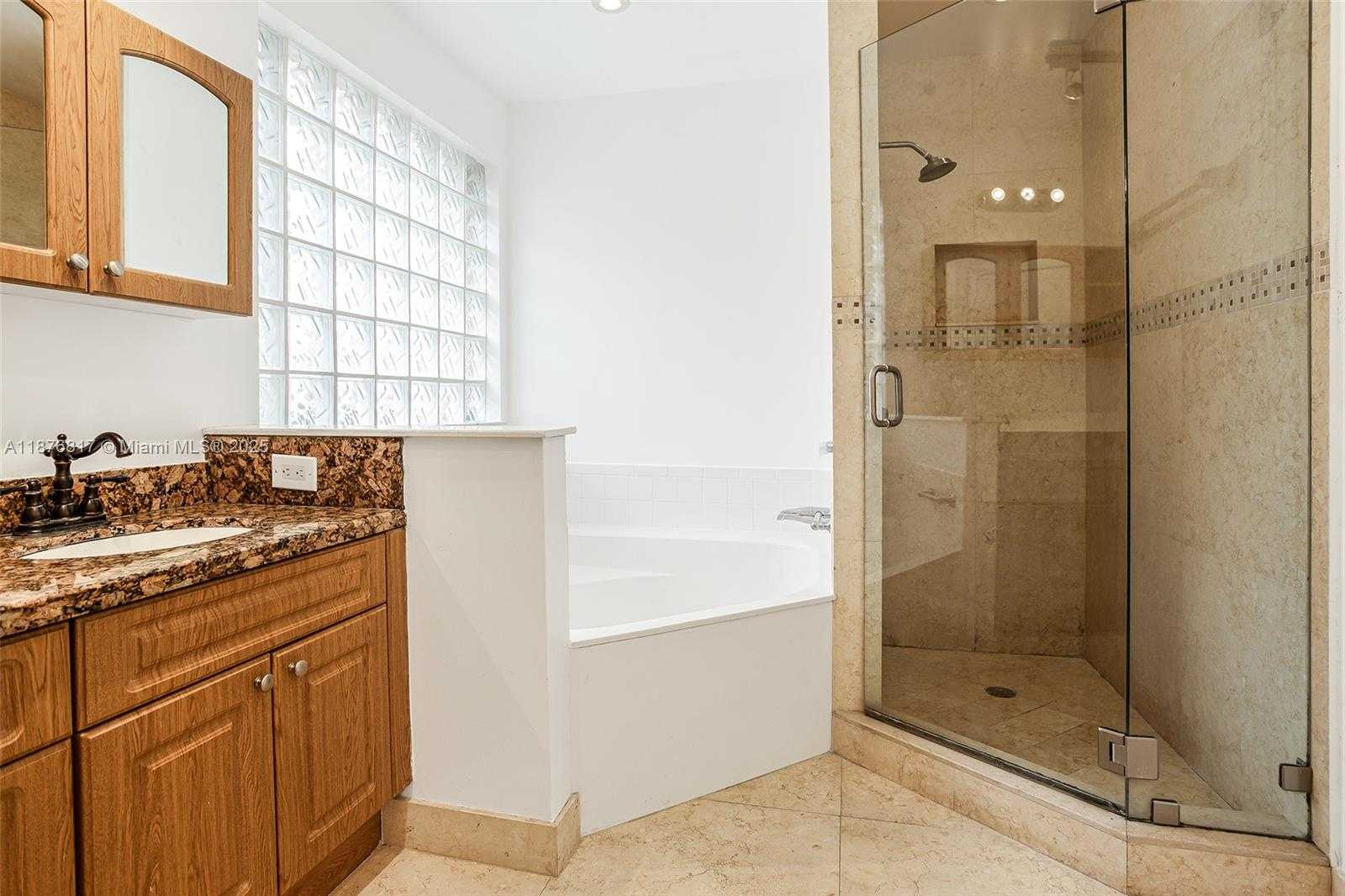 Small Image of 19921 NORTH WEST 86TH AVE, Hialeah Number 18