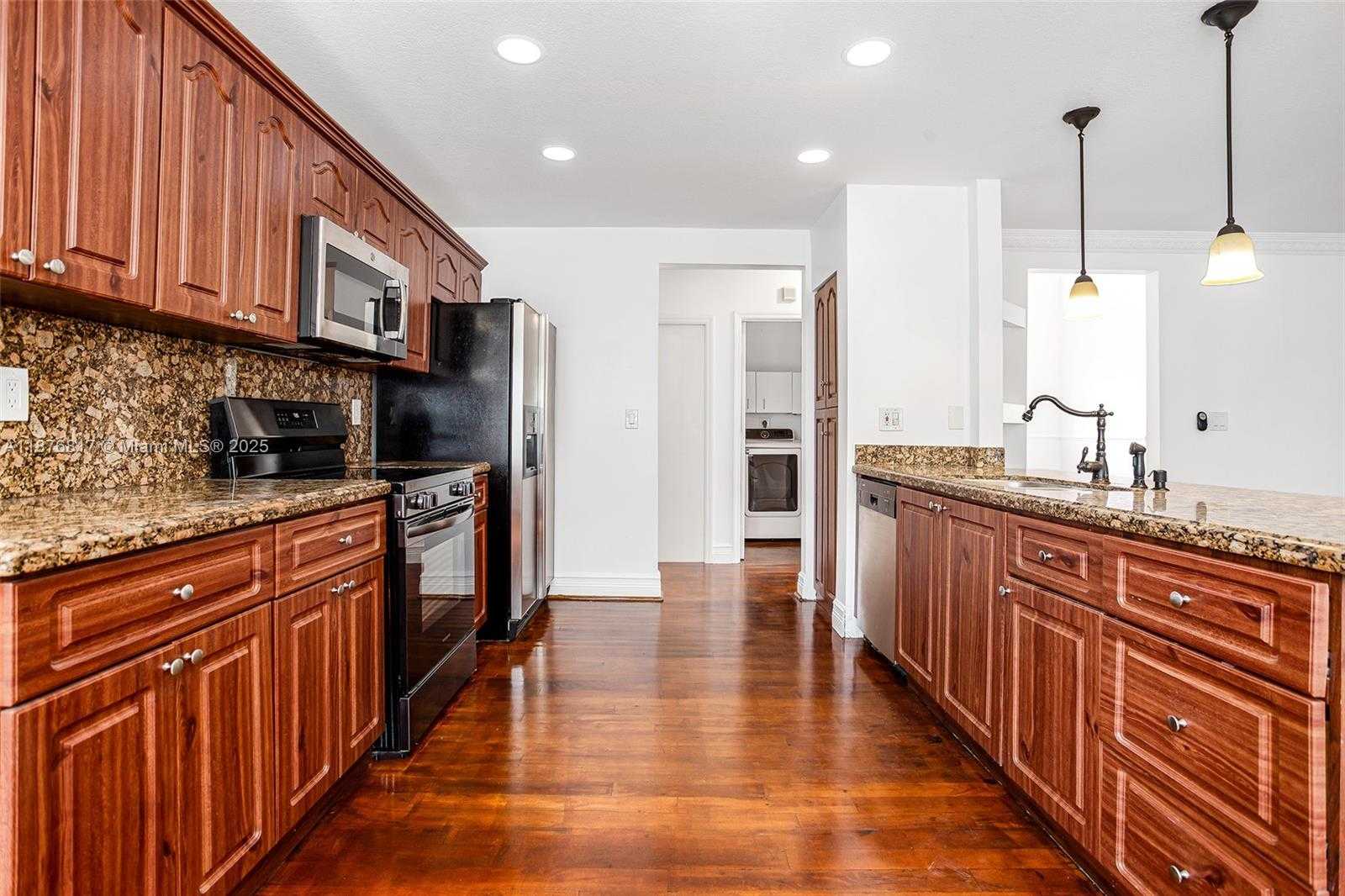 Small Image of 19921 NORTH WEST 86TH AVE, Hialeah Number 37