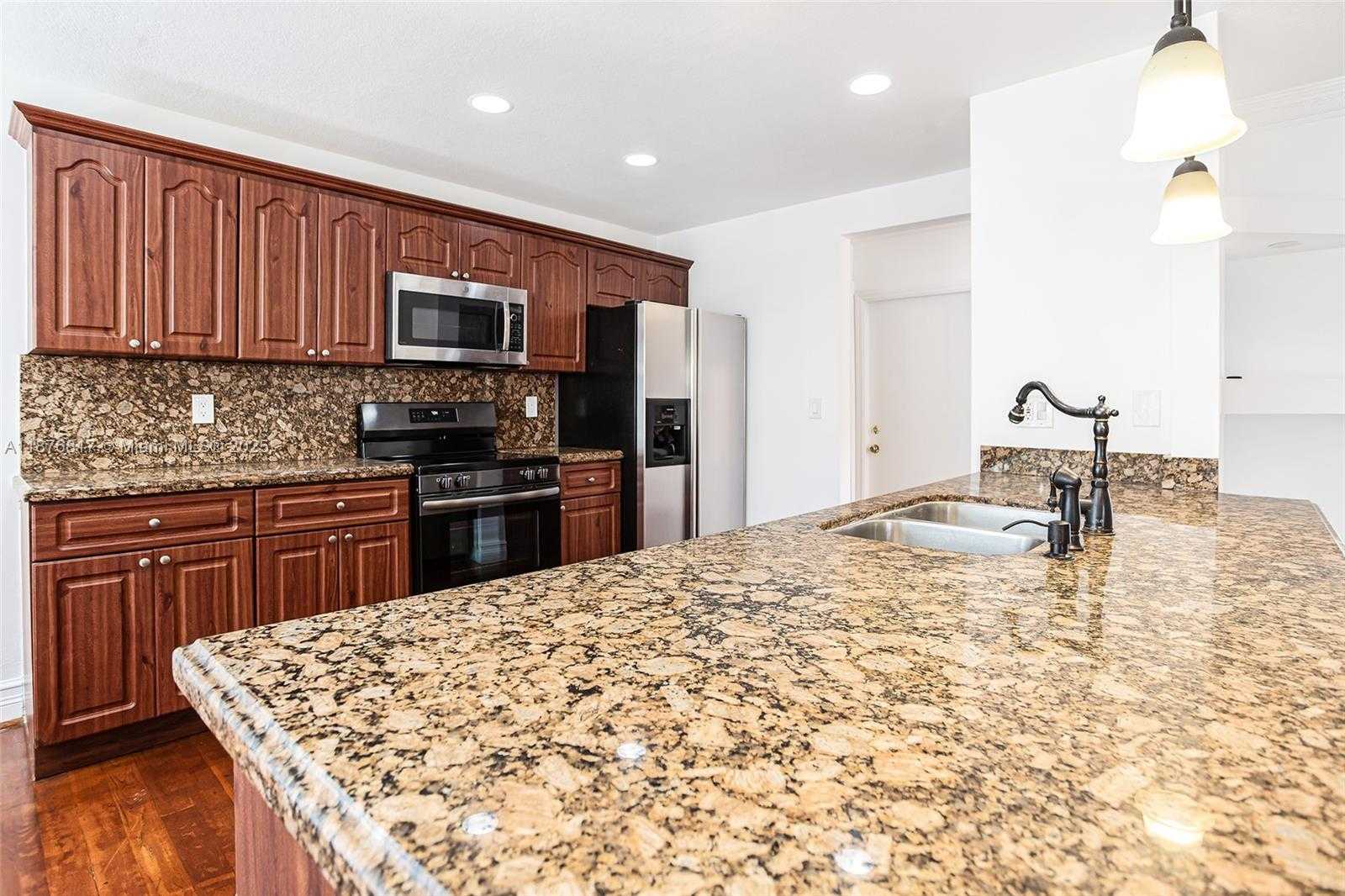Small Image of 19921 NORTH WEST 86TH AVE, Hialeah Number 38