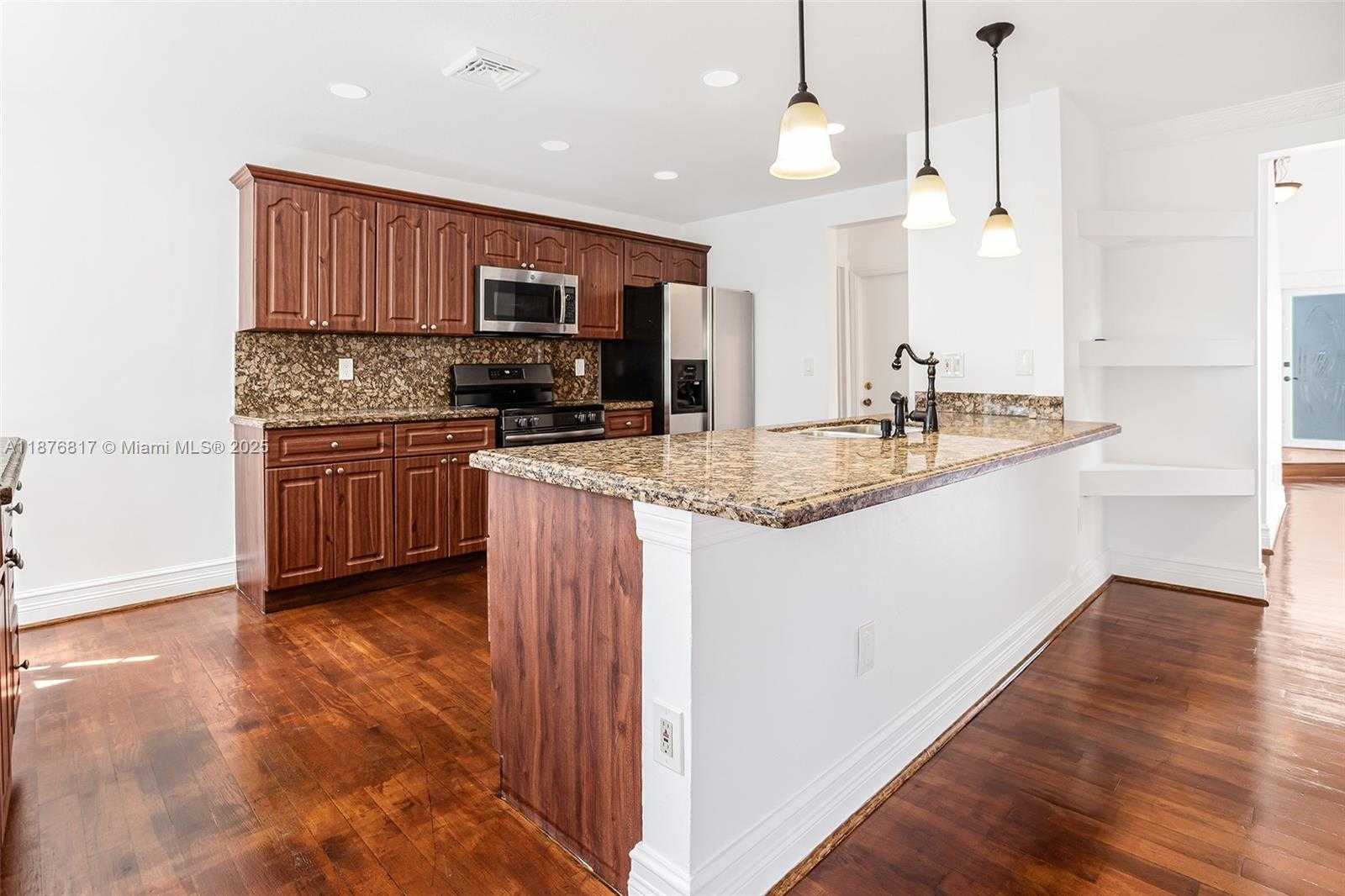 Small Image of 19921 NORTH WEST 86TH AVE, Hialeah Number 39