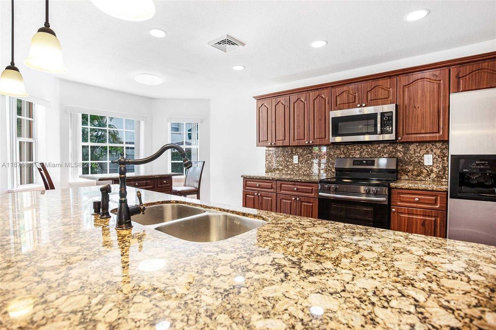 Small Image of 19921 NORTH WEST 86TH AVE, Hialeah Number 41