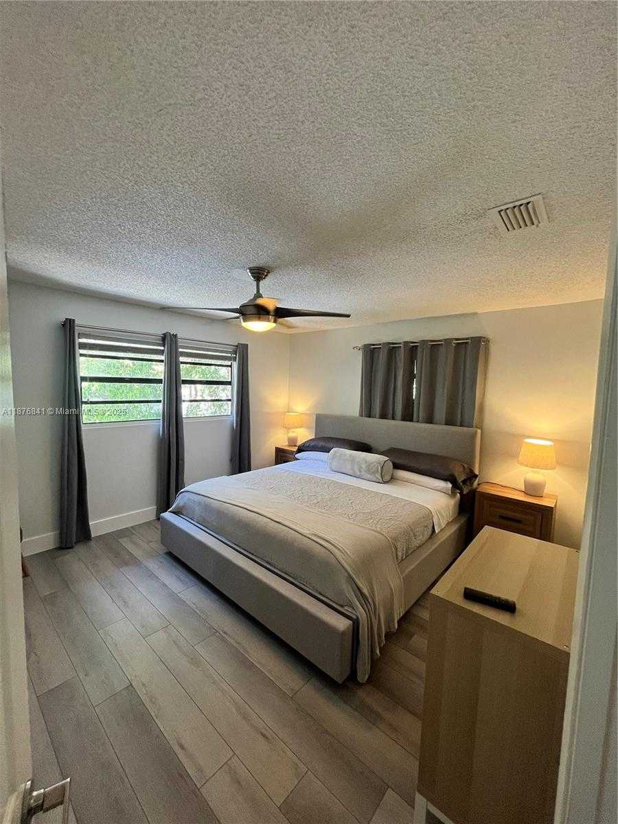 Small Image of North Miami Beach Number 17
