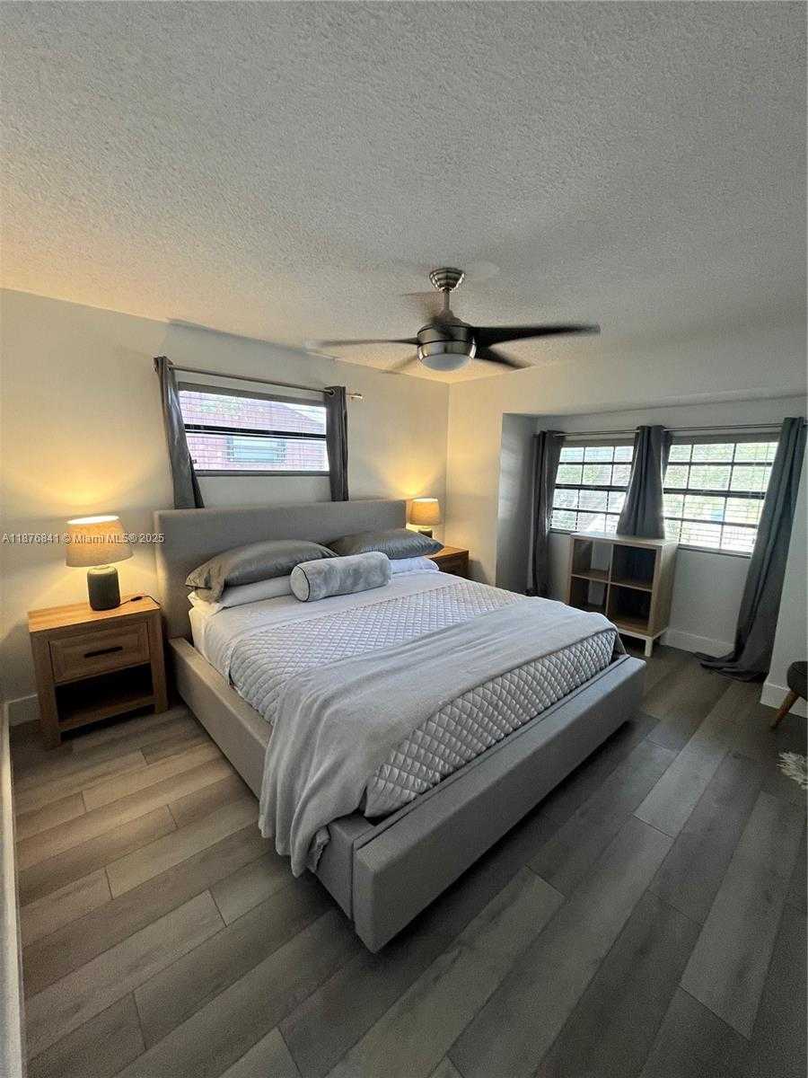 Small Image of North Miami Beach Number 30