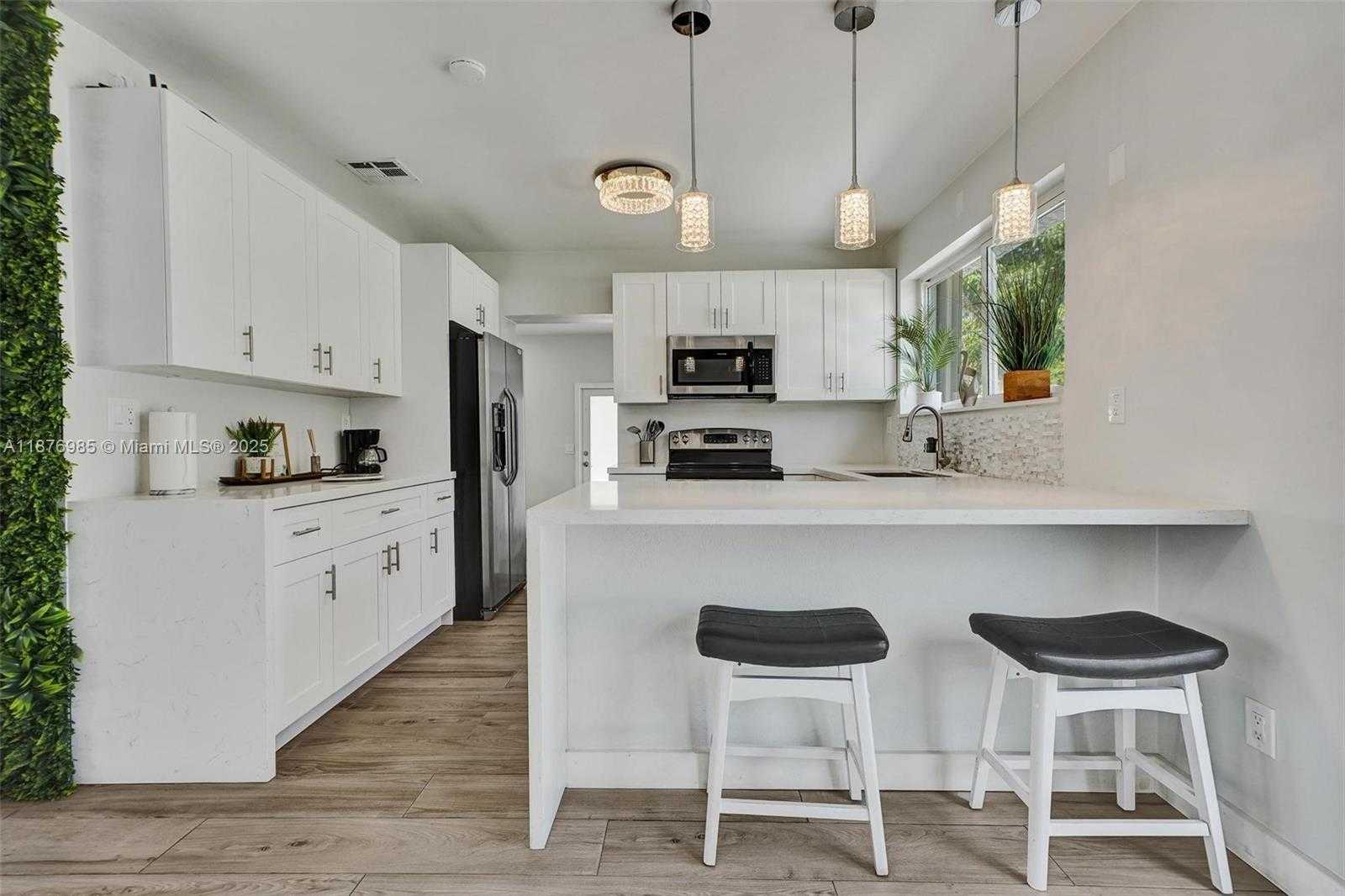 Small Image of 19625 NORTH WEST NW 6TH PL, Miami Gardens Number 11